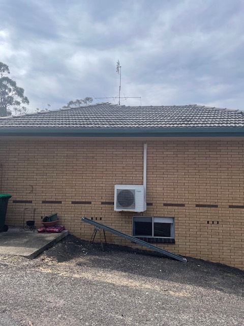 Side wall and roofline with the gutter run